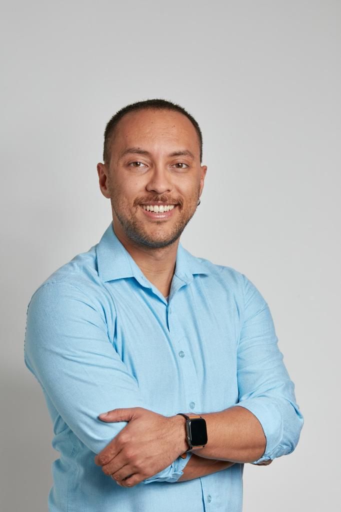 Retrato de Anselmo Penha Feitosa de perfil vestindo camisa azul