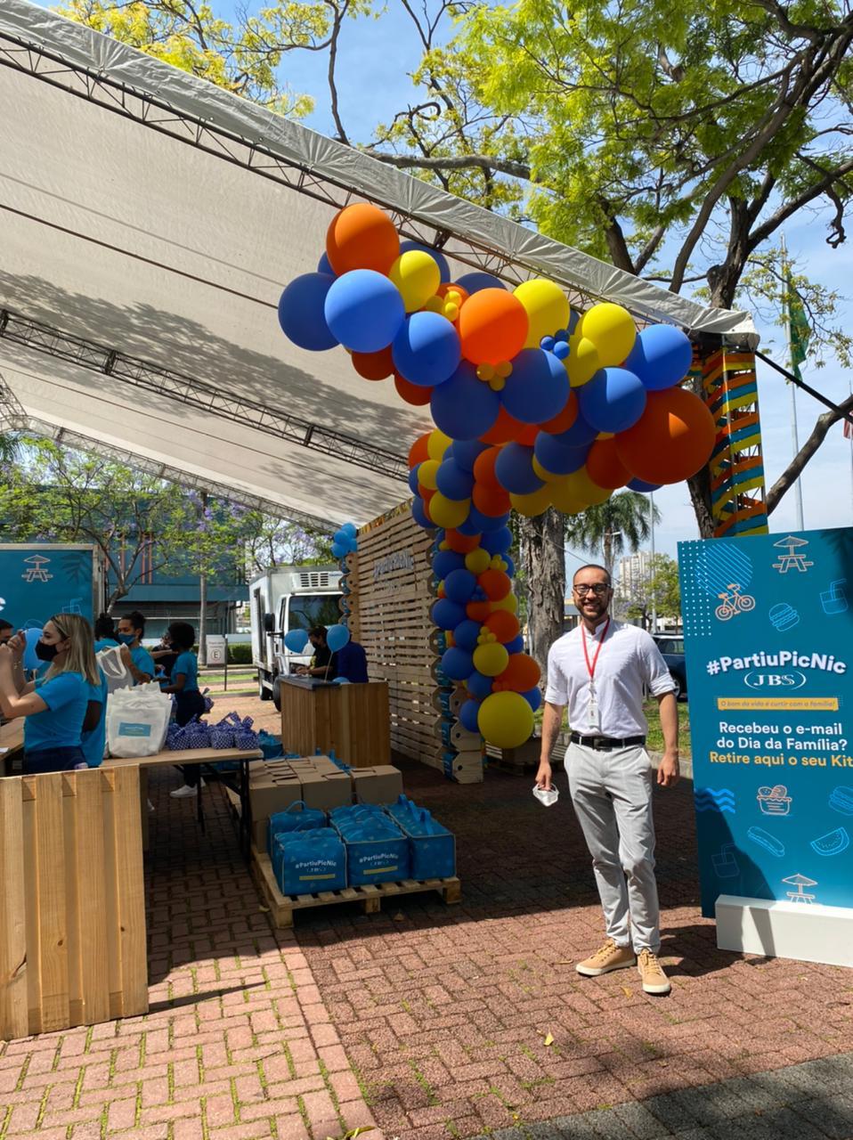 Anselmo Penha em frente a tenda de evento na JBS