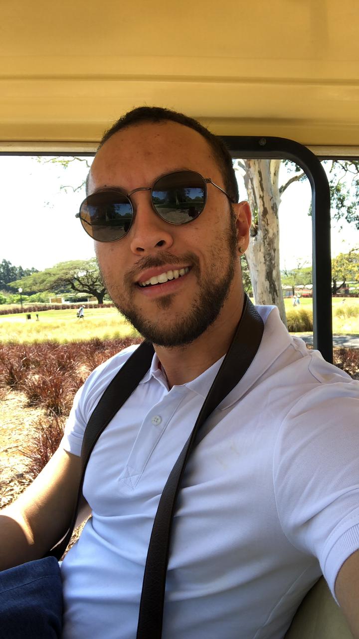 Selfie de Anselmo Penha em carrinho de golfe